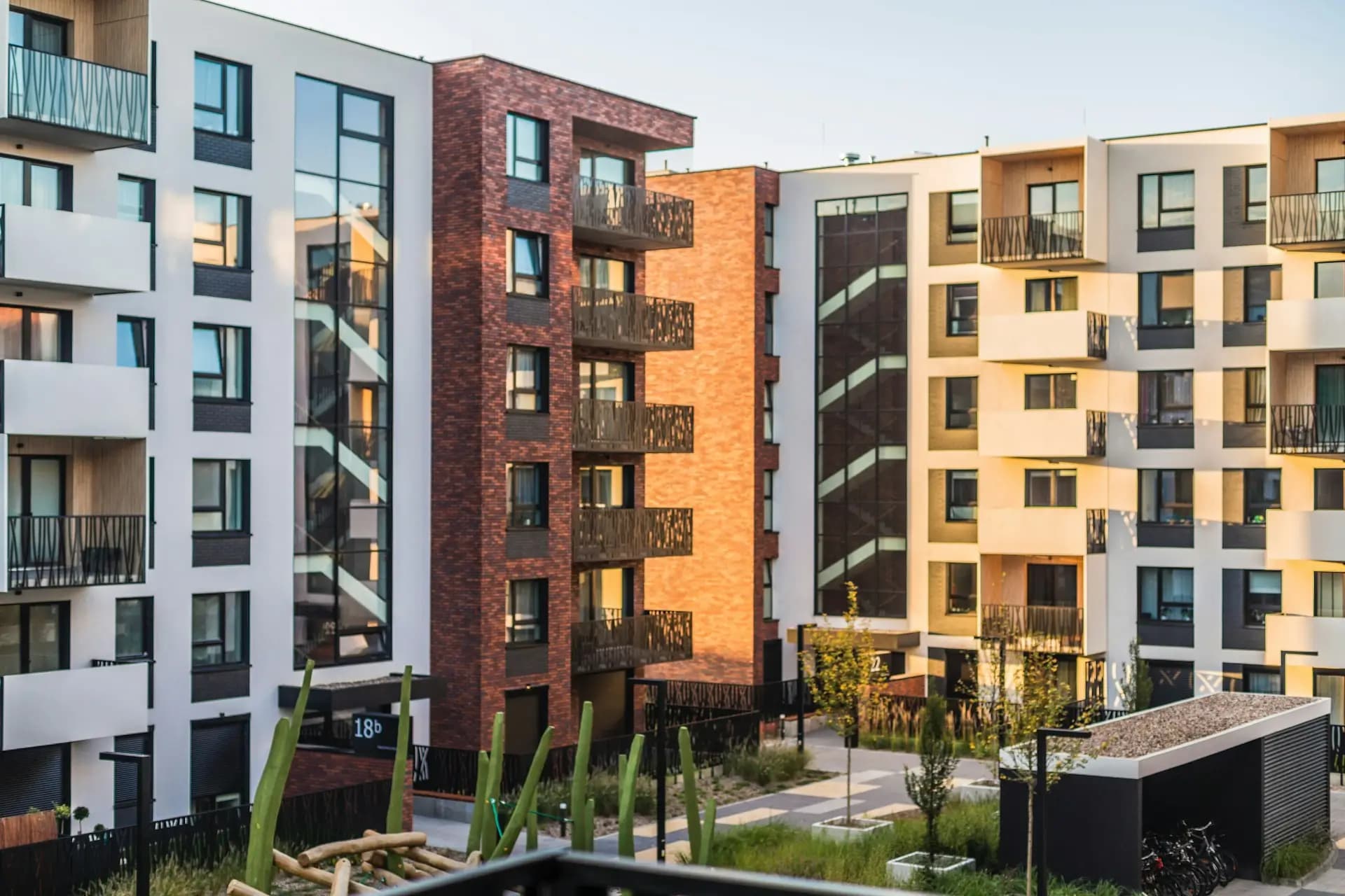 Moderna bostadsrättsfastigheter med gröna innergårdar, en vy över BRF-området.